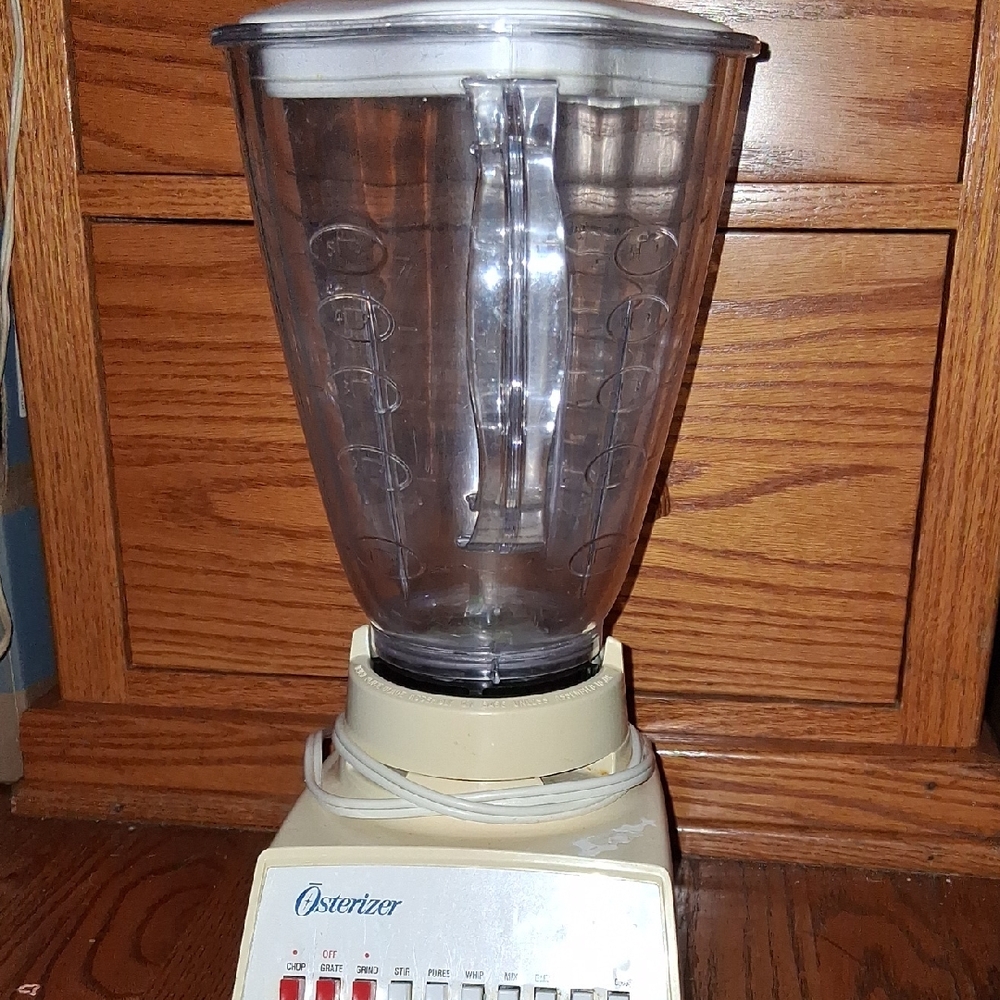 Oster Cream Kitchen Blender with Retro Design